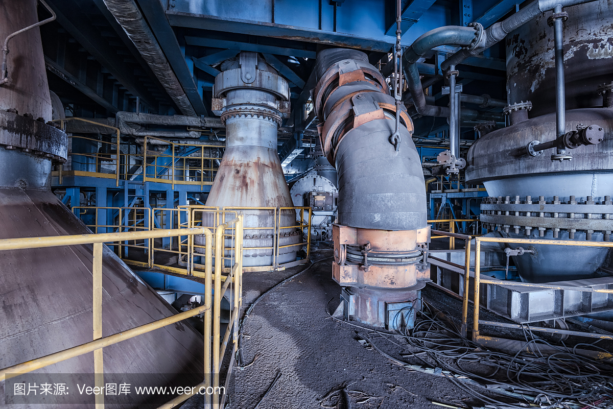 一個(gè)廢棄的鋼爐建筑的場(chǎng)景和細(xì)節(jié)